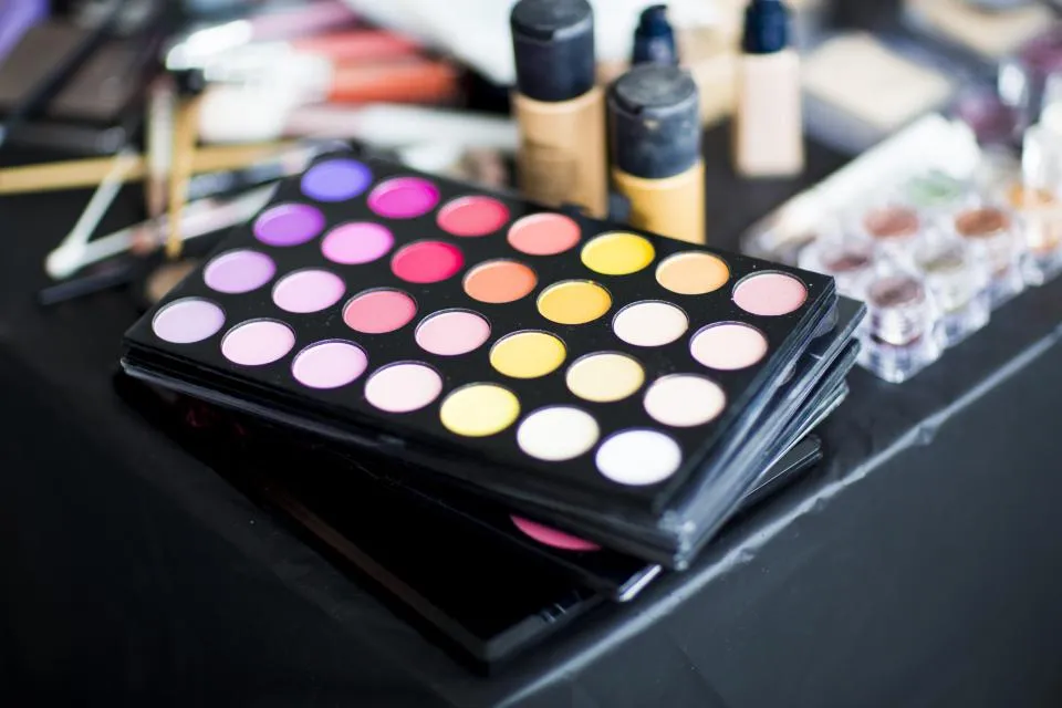 An open eyeshadow palette